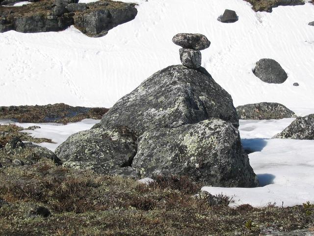 Des blocs délesté au point. Ils étaient posés de cette façon! - Two drop stones at the point.