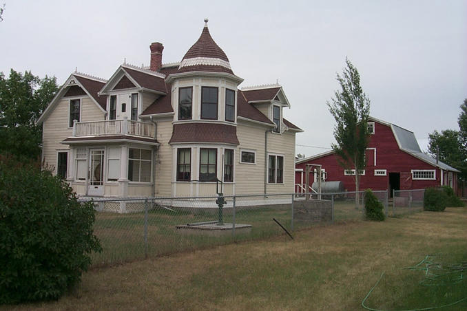 The farm that is situated behind the trees to the west of the confluence (see "Looking west").