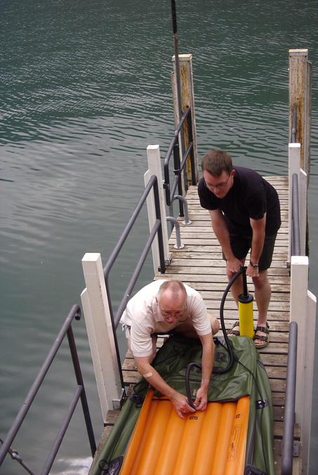 Aufpumpen des Bootes - Preparing the rubber boat