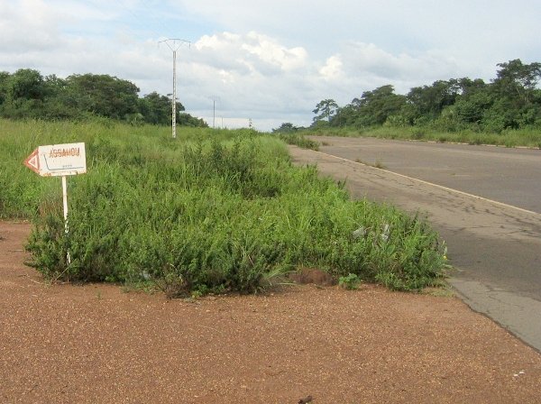 Unscheinbare Abfahrt nach Assanou - The unobtrusive turnoff towards Assanou