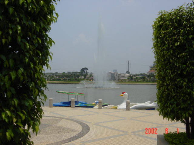 Fountain in the middle of the lake, and boats moored at Fisherman's Wharf