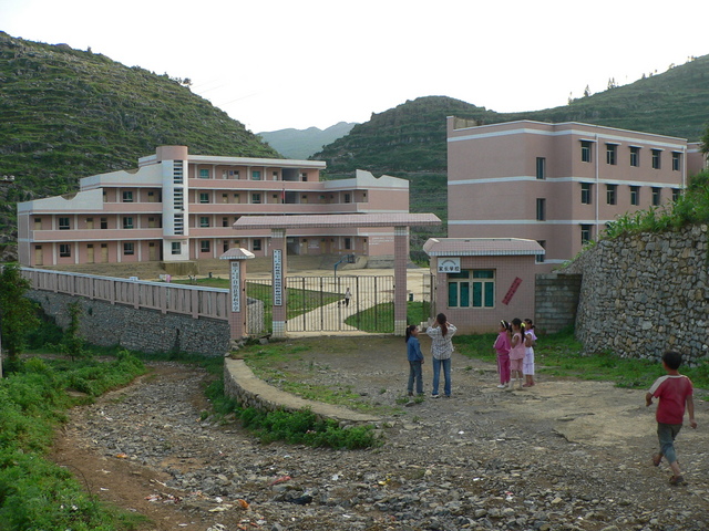 Gélì's impressive secondary school.