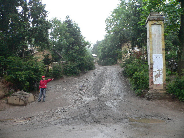 Turnoff to the confluence 1.64 km NE, with Ah Feng pointing out the sole remaining concrete pillar.