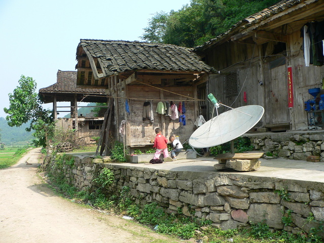 Road running through the village of Gānxī.