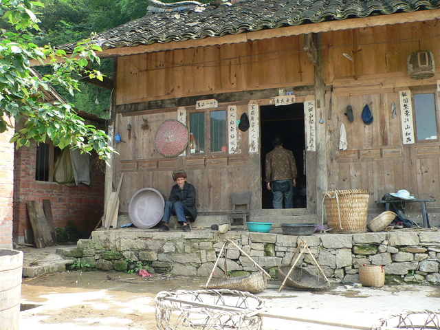 One of a row of old wooden houses 60 metres below the confluence.