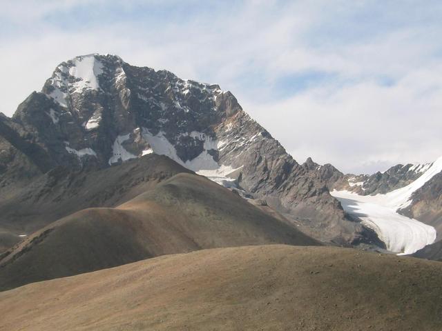 Peak and plummeting glacier at Pass 1.