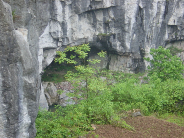 Near the village of Zishengqiao ("Naturally Formed Bridge"), where Chuanshanhe ("Through the Mountain River") lives up to its name