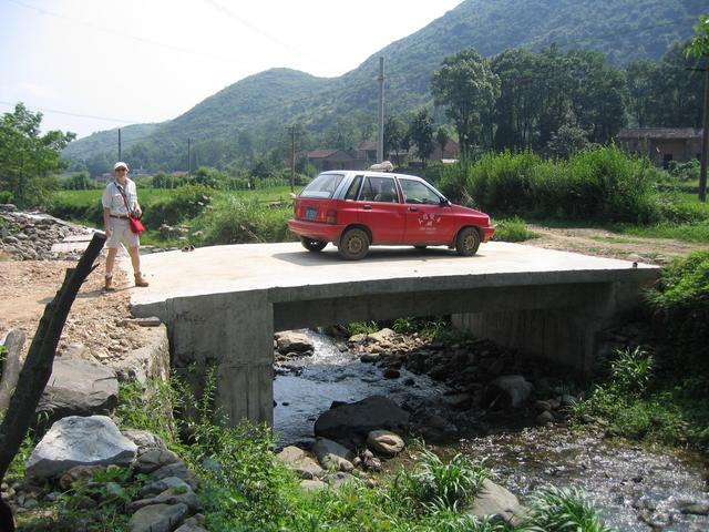 We parked on a concrete bridge 335 metres south of the confluence point.