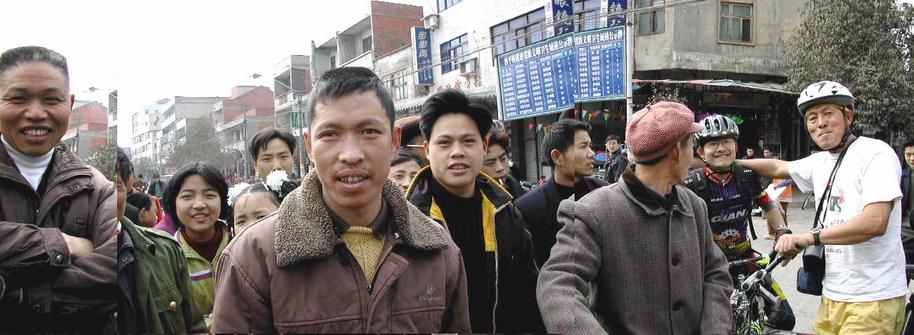 We were greeted by crowds where ever we stopped - Godspeed (left) and Larry / 我们所过之处皆是众人的焦点