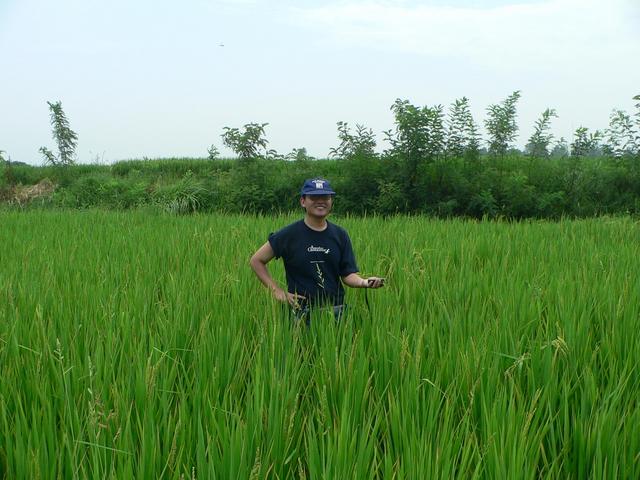 Looking south, with Xiao Xu standing on confluence point.