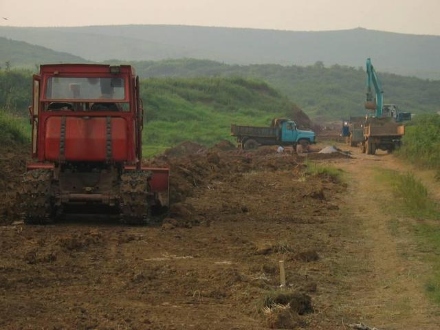 Construction about 100m northwest of confluence