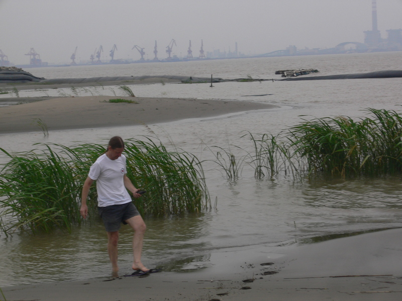 Targ deciding not to cross the outlet here; confluence located on the sand above Targ's head