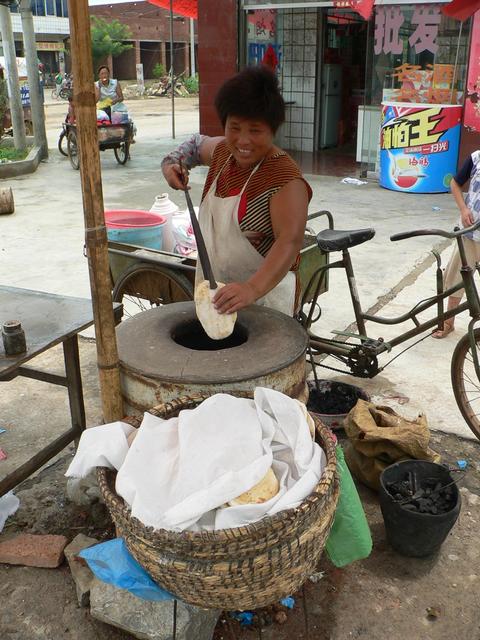 Dabing lady in Zhuangli.