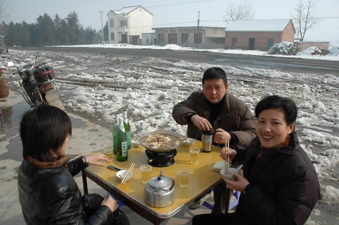 Lunch at roadside for the hunting party