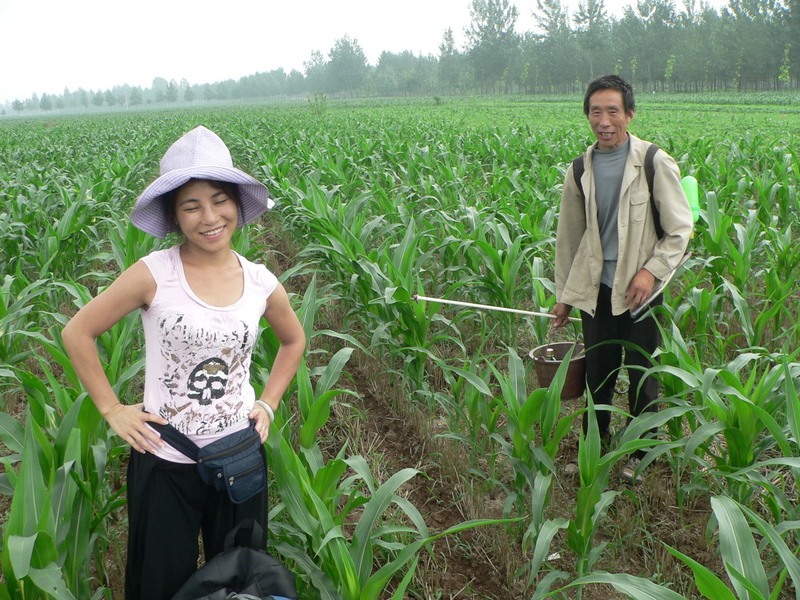 Ah Feng, with Mr Yáng approaching for a chat