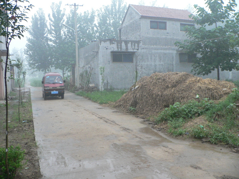 Minivan parked near the confluence in Jīnpō Village