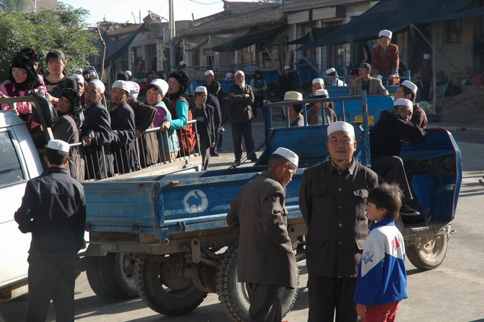 Street scene at the Dong Xiang Zu county capital