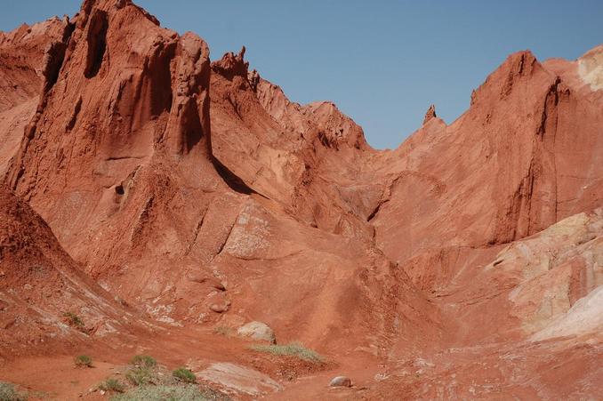 Red earth hills next to the road - on the way to the confleunce point