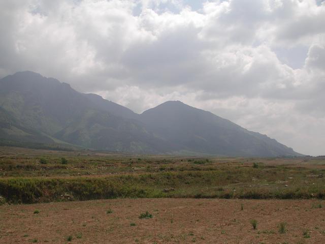 The confluence is on a flat part of this plateau