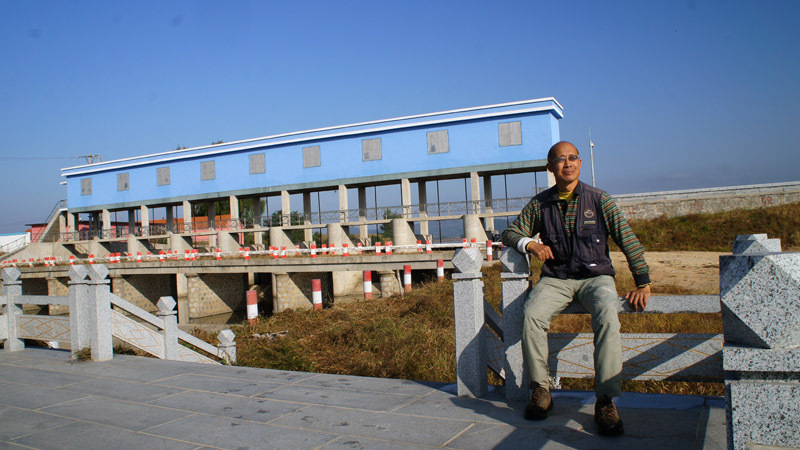 水库纪念碑前留影 /Hunter in the reservoir monument