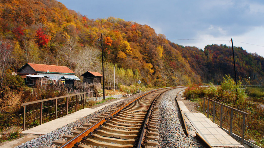 山峦秋景 / Mountain autumn landscape