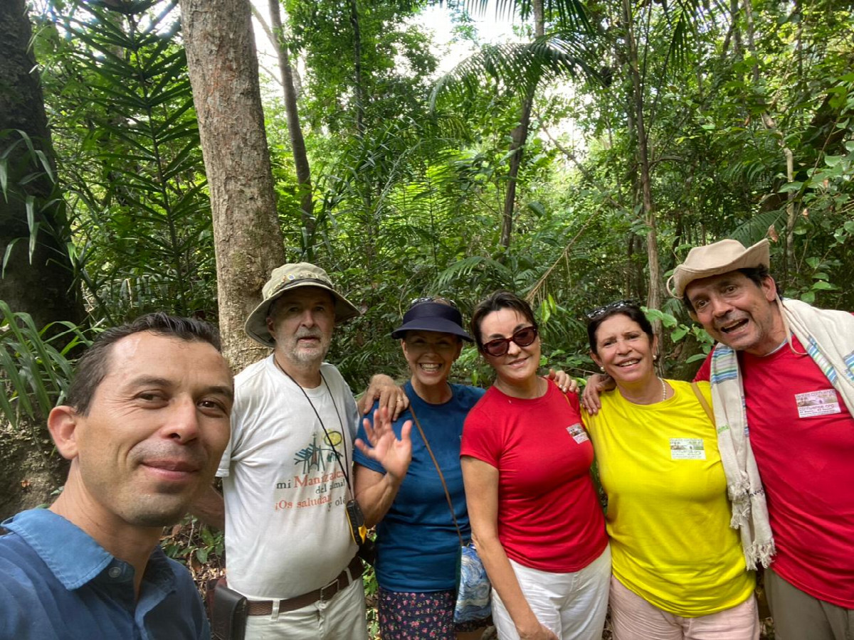 Jorge Luis Hernández, Esteban Vélez, Maria Eugenia Hurtado, Clemencia Duque, Marta Lucía Amador and Javier Buitrago at the confluence site.