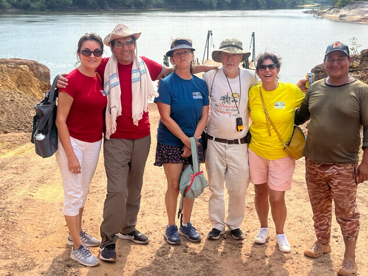 Clemencia Duque, Javier Buitrago, Maria Eugenia Hurtado, Esteban Vélez, Marta Lucía Amador and the ferry operator at the Bita River's shore.