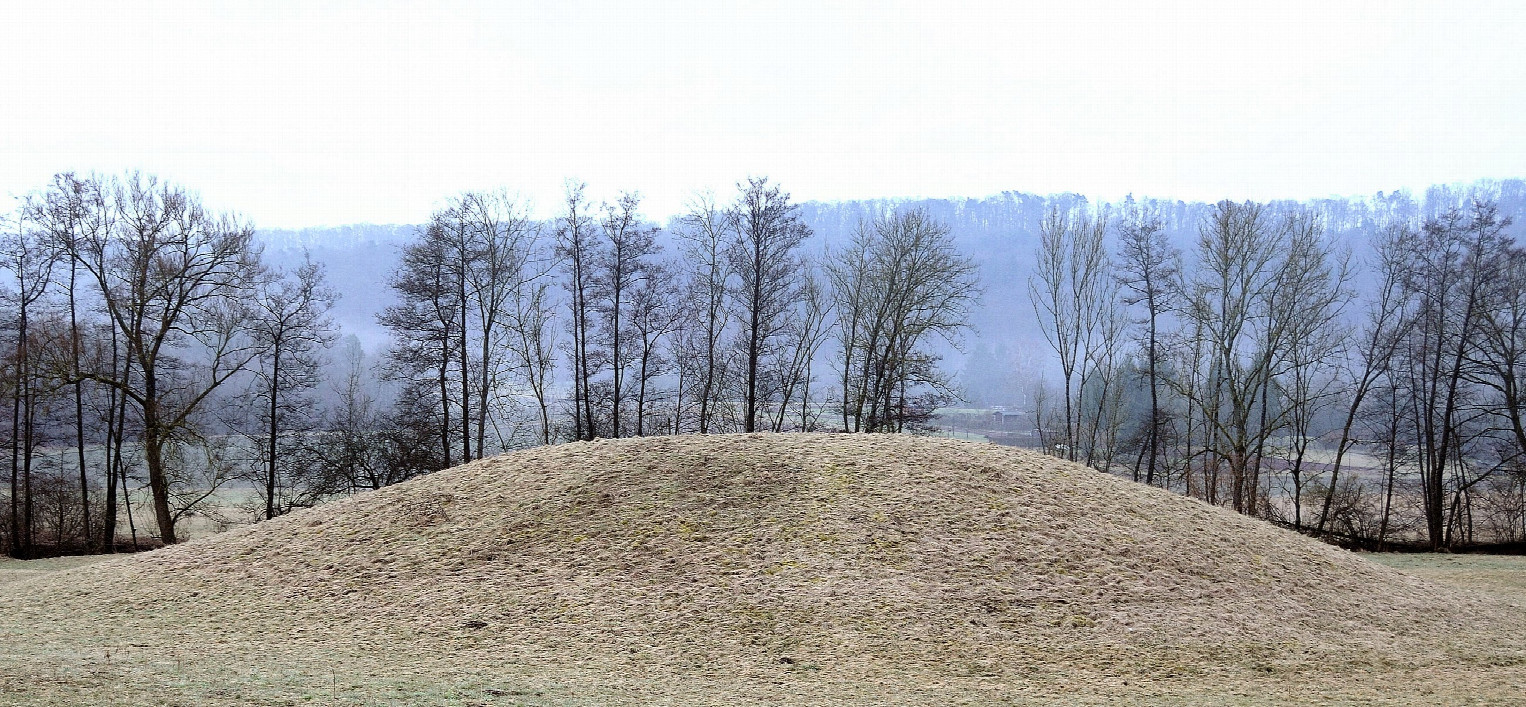 geheimnisvoller historischer von Menschen geschaffener Hügel