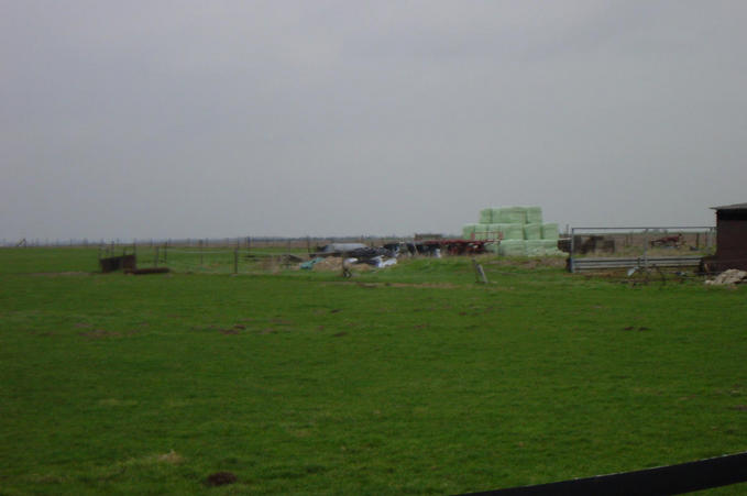 Looking east you can see part of a farm house near the confluence