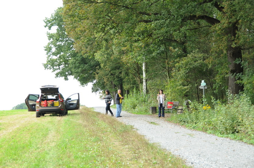 Pinic at the Confluence Point monument and the line-hunting mobile