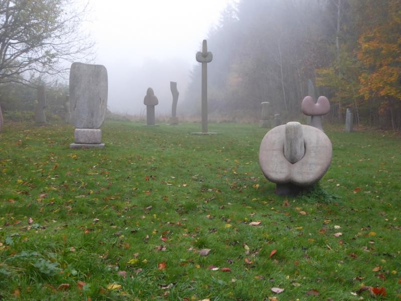 skulpturen-auf-der-insel