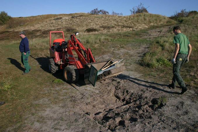 CP-ED50 sign and signpost being removed