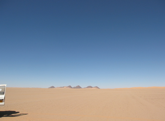 North, the piste goes past those 5 hills to get to another cone marker at the Tahort dune passage and Djanet