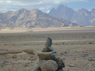 #1: Looking at Jabal Ġarīb located to the NW over the cairn we created at the DC.