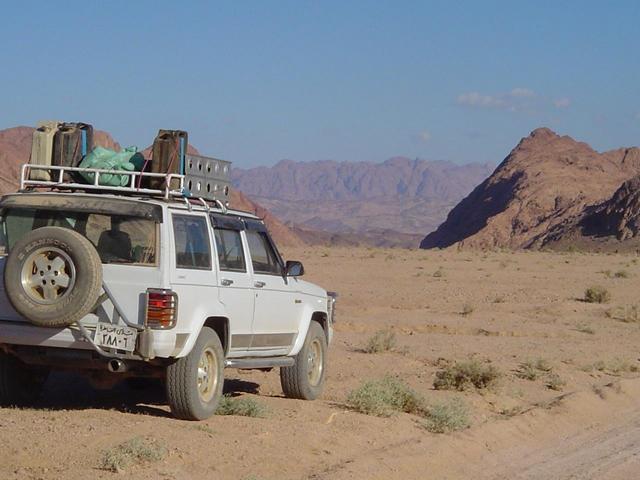 Jeep with the magnificent view from the top of Wādiy Labwa