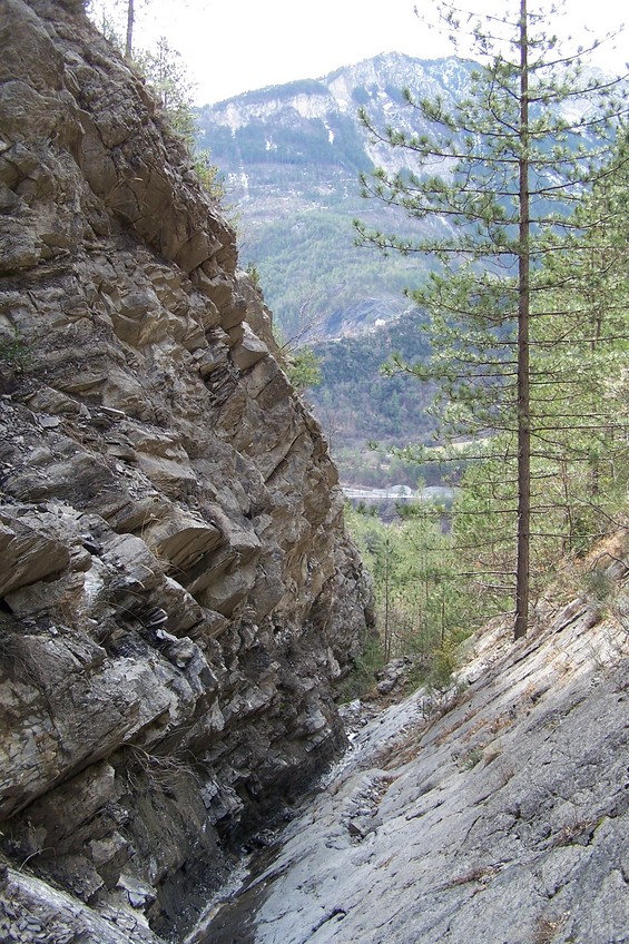 View towards W along the gorge