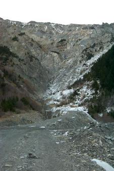 #1: The Confluence Point is located behind this hill / Hinter diesem Berg liegt der Confluence Punkt