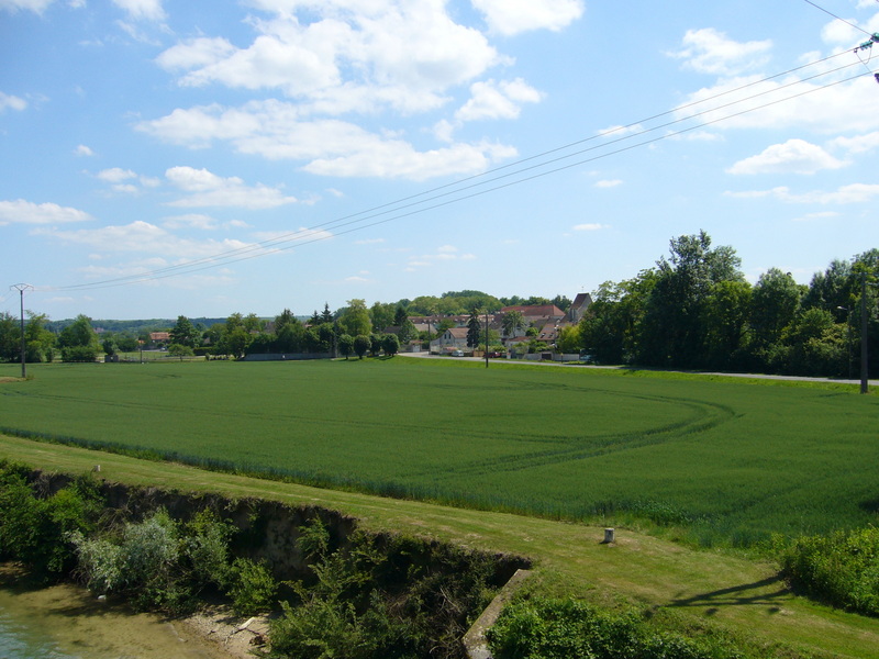 On bridge 70 m from CP: Isles-les-Meldeuses to the East