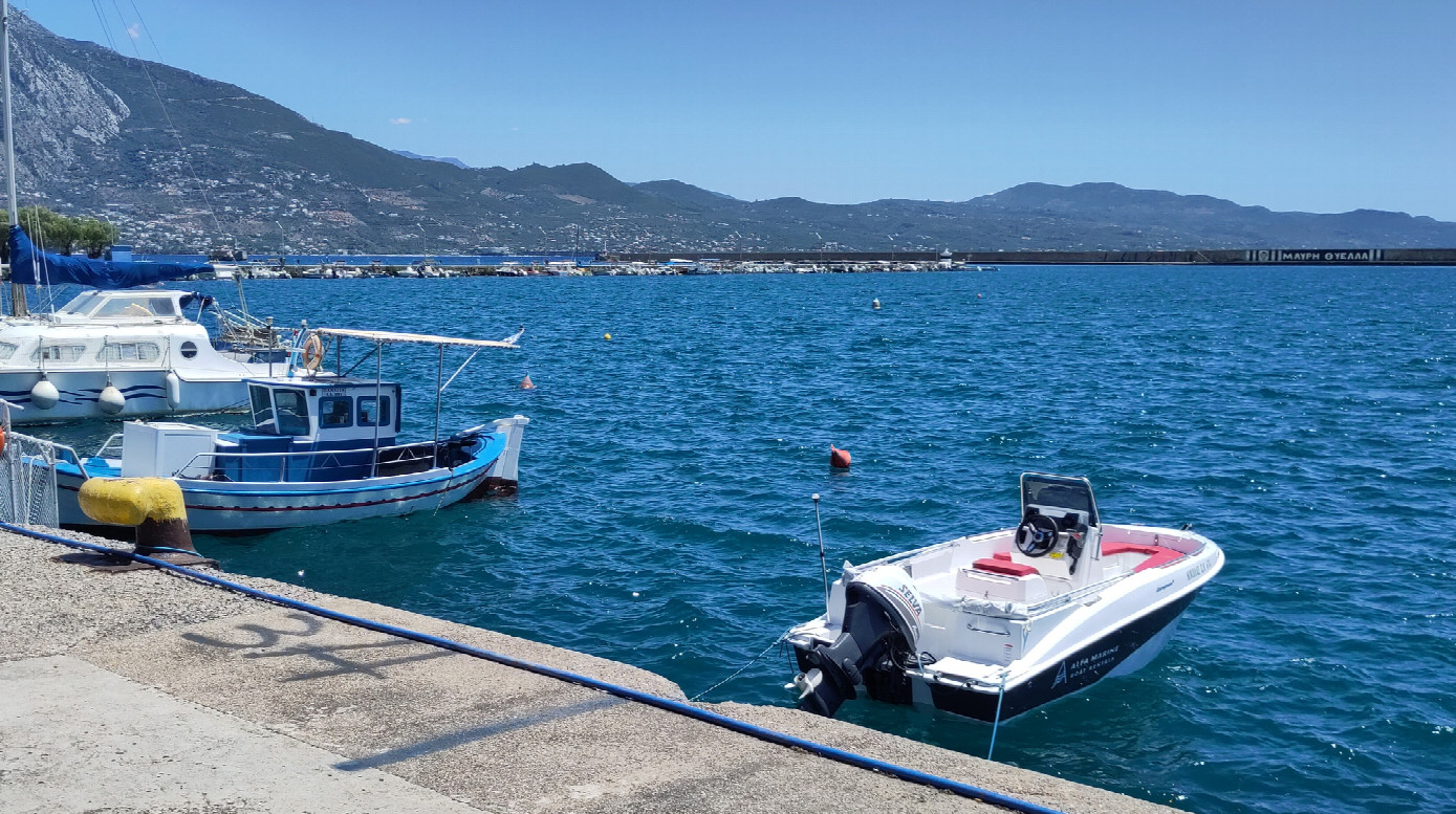 #07_the boat in the harbour of Kalamata