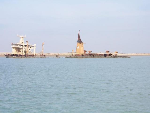 Looking to the East, the far southern tip of al-Fāw peninsula disapears off to the right of this photo