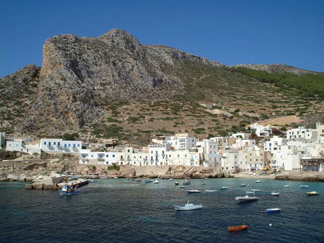 Ferry stop at the island of Levanzo - Breve sosta del traghetoo sull'isola di Levanzo