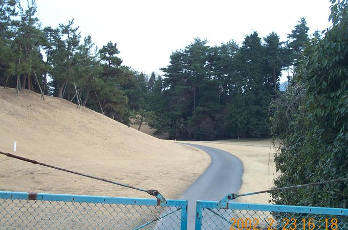 Looking south-southeast towards the confluence point. This photo HAD to be taken outside the golf course property.