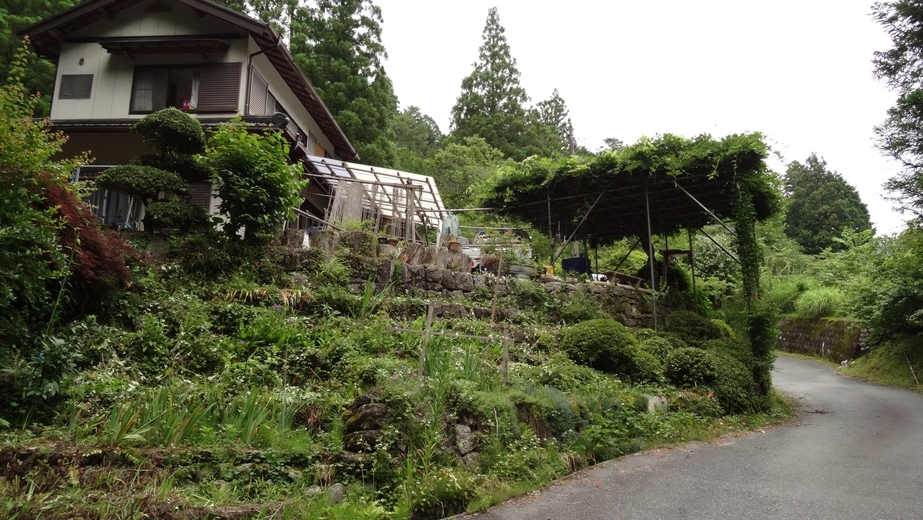 House at the T-junction with the way up to the CP