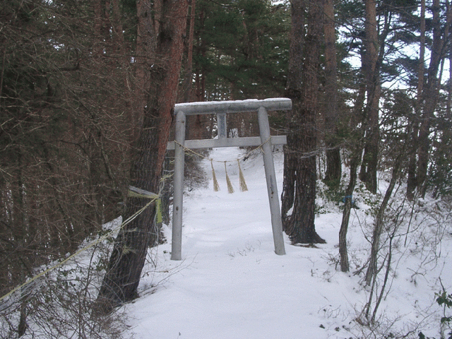 Stone gate at the entrance of the path to the confluence