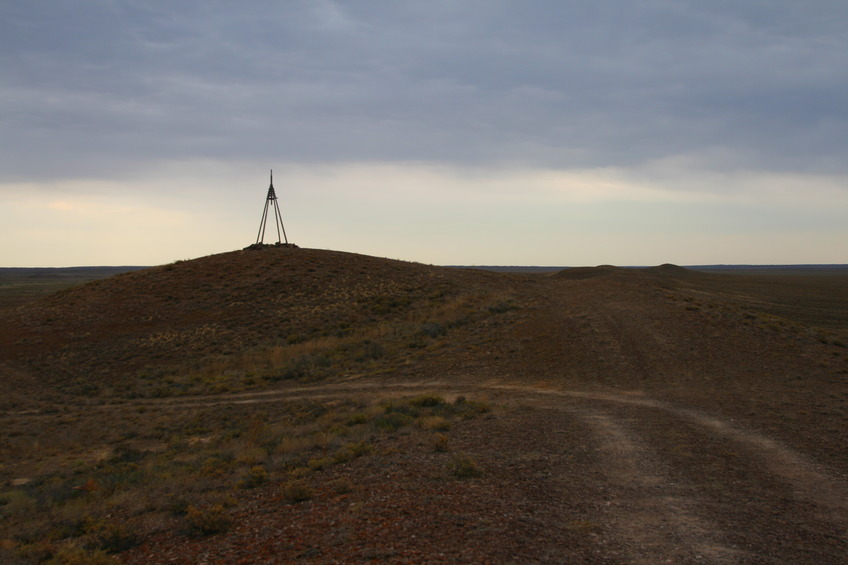 Tripod marks a branch-off 2 kilometers from the confluence