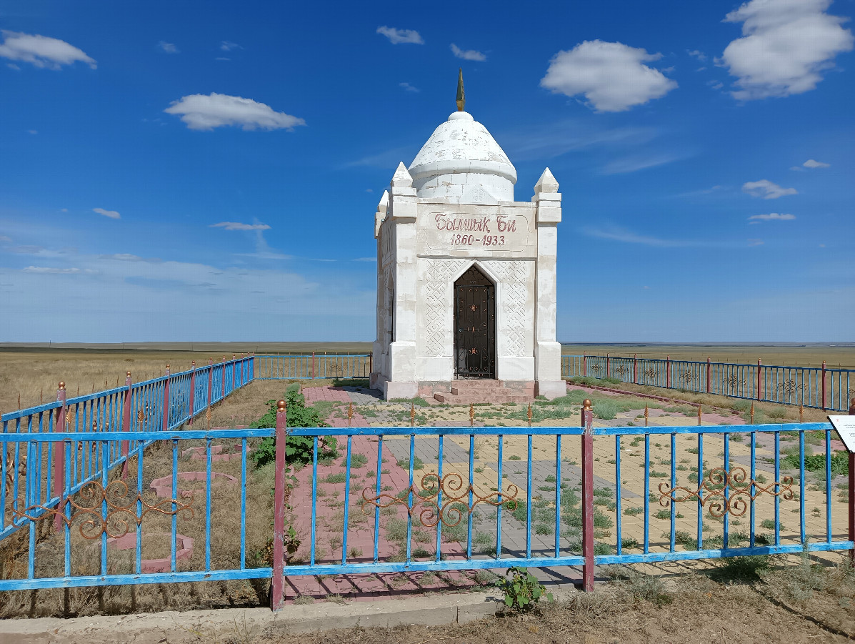 Mausoleum in 1100 m from CP