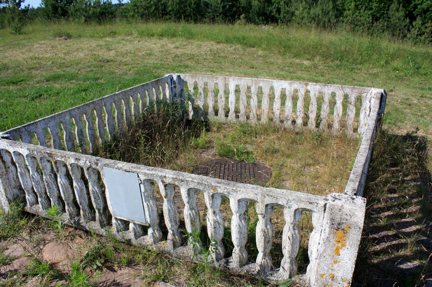 The fence around the mark / Ограда вокруг отметки