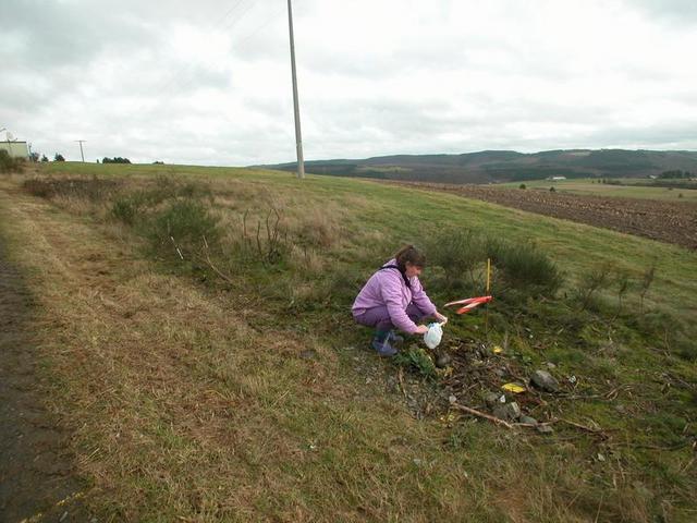 Renate finding the GeoCache / Renate am GeoCache