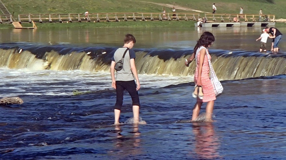 The fish storms the waterfall / Рыба штурмует водопад