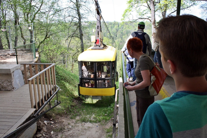 The cable road in Sigoulda consists of one pretty carriage/ Канатная дорога в Сигулде состоит из одного симпатичного вагончика